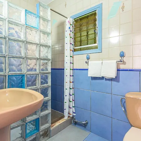 Beautiful Apartment In Torremolinos With Wifi 아파트 *
